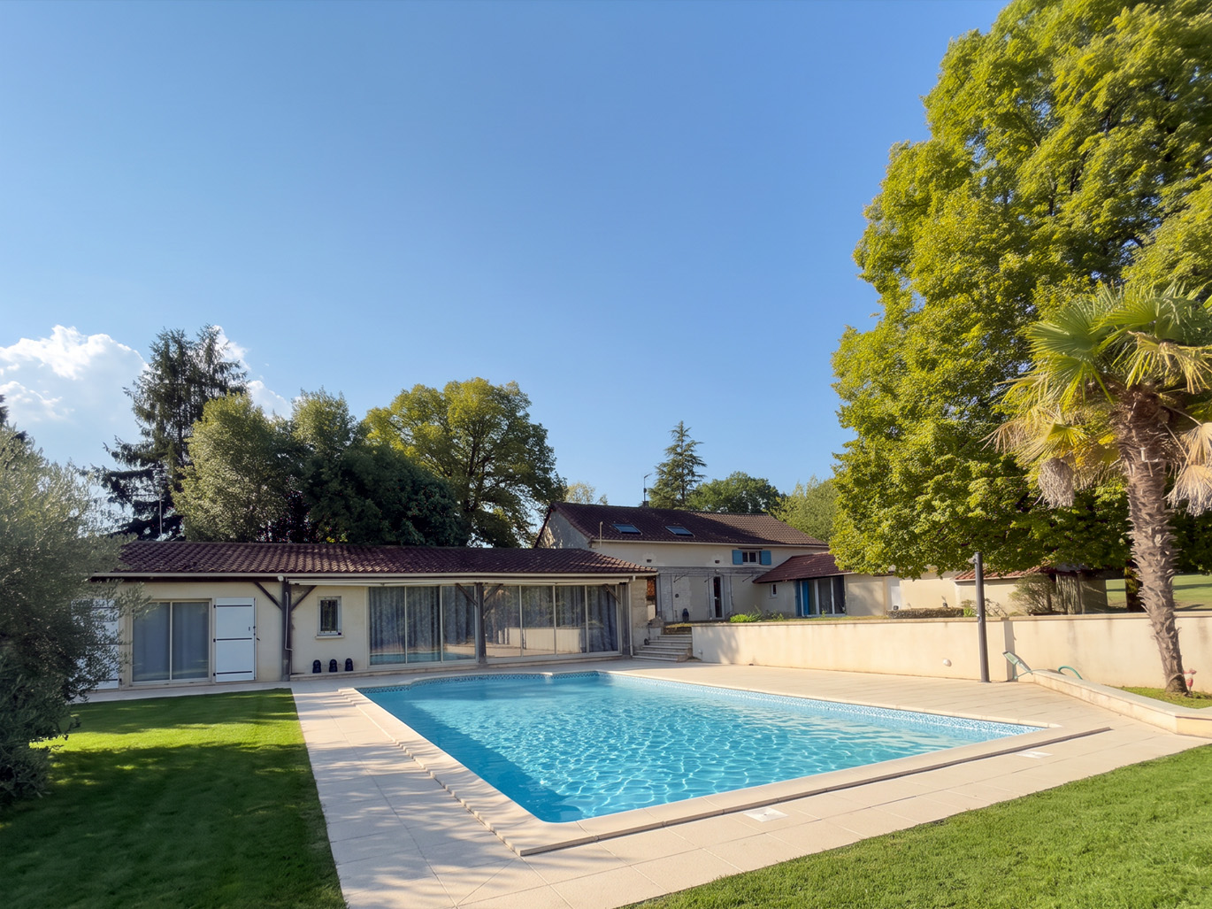 Propriété de caractère avec piscine et dépendance au cœur de plus de 3 hectares